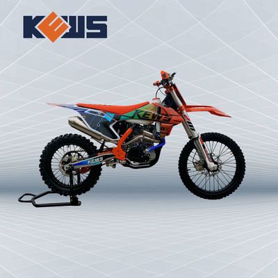 オレンジ モトクロスのバイク300CC EnduroはFCRのキャブレターのCBS300を自転車に乗る