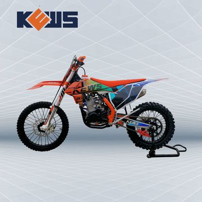 オレンジ モトクロスのバイク300CC EnduroはFCRのキャブレターのCBS300を自転車に乗る
