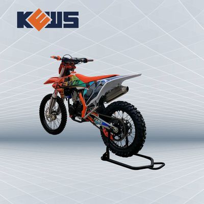 オレンジ モトクロスのバイク300CC EnduroはFCRのキャブレターのCBS300を自転車に乗る