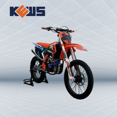 オレンジ モトクロスのバイク300CC EnduroはFCRのキャブレターのCBS300を自転車に乗る