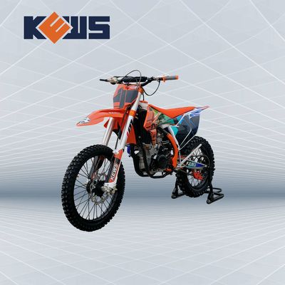 オレンジ モトクロスのバイク300CC EnduroはFCRのキャブレターのCBS300を自転車に乗る